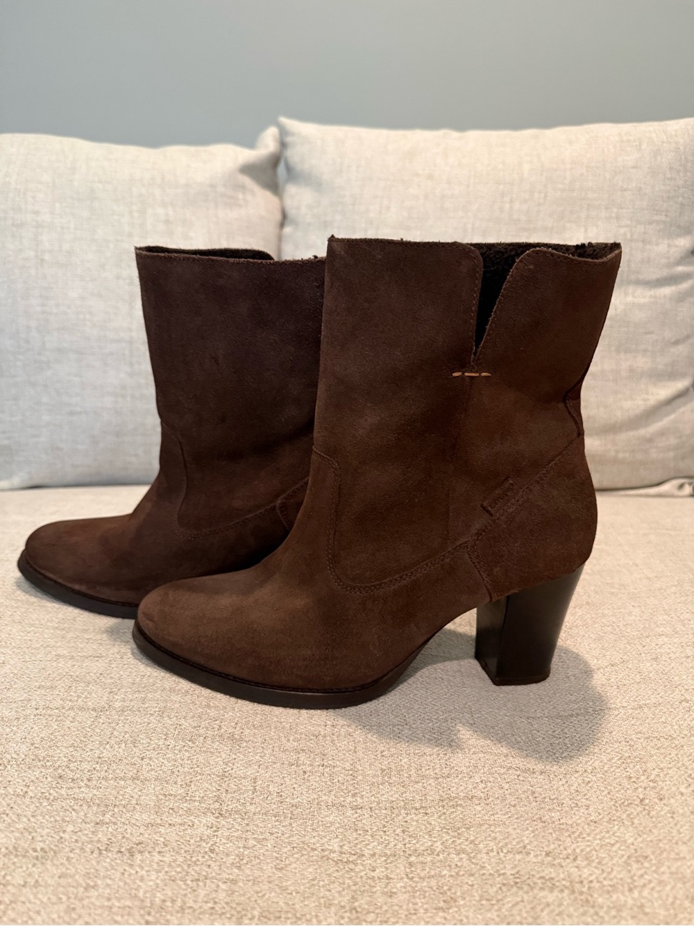 Levi’s Chocolate Brown Suede Mid-Heel Ankle Boots, Shearling Lined, size 9